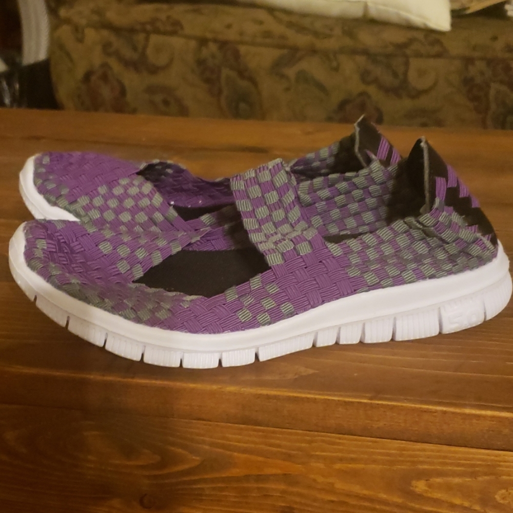 Tennis shoes